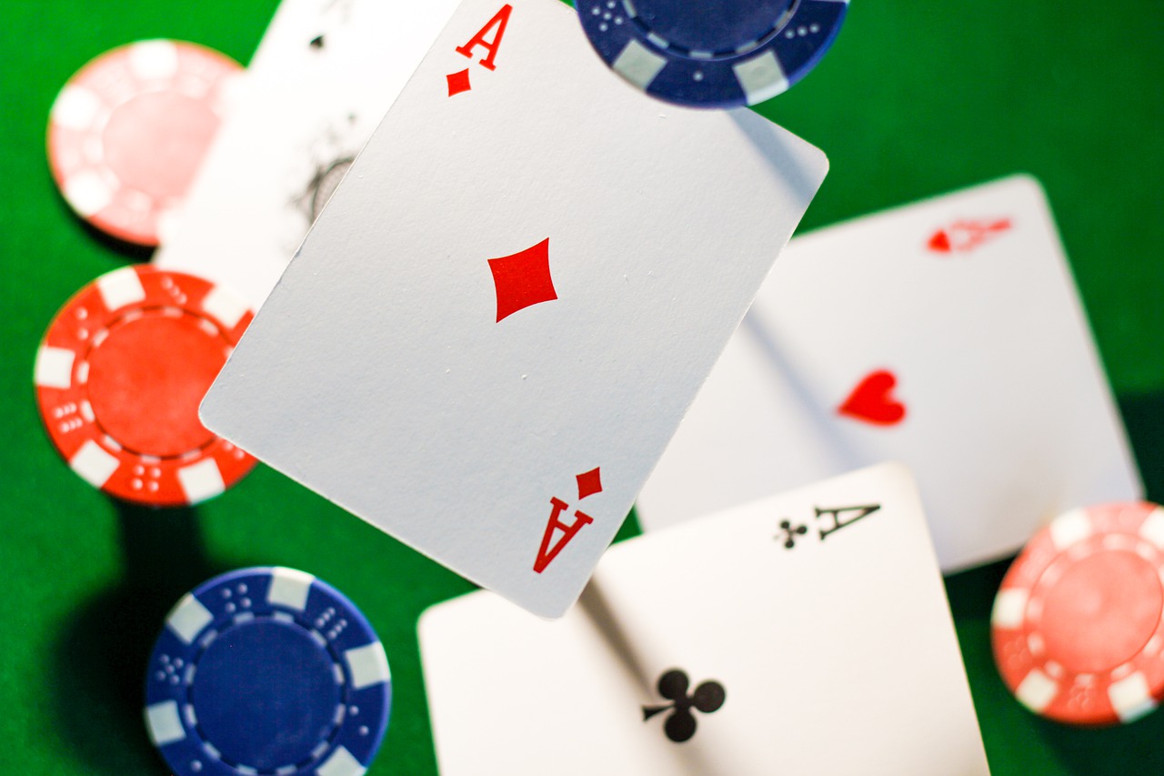 Online Poker: Tournaments vs. Cash Games